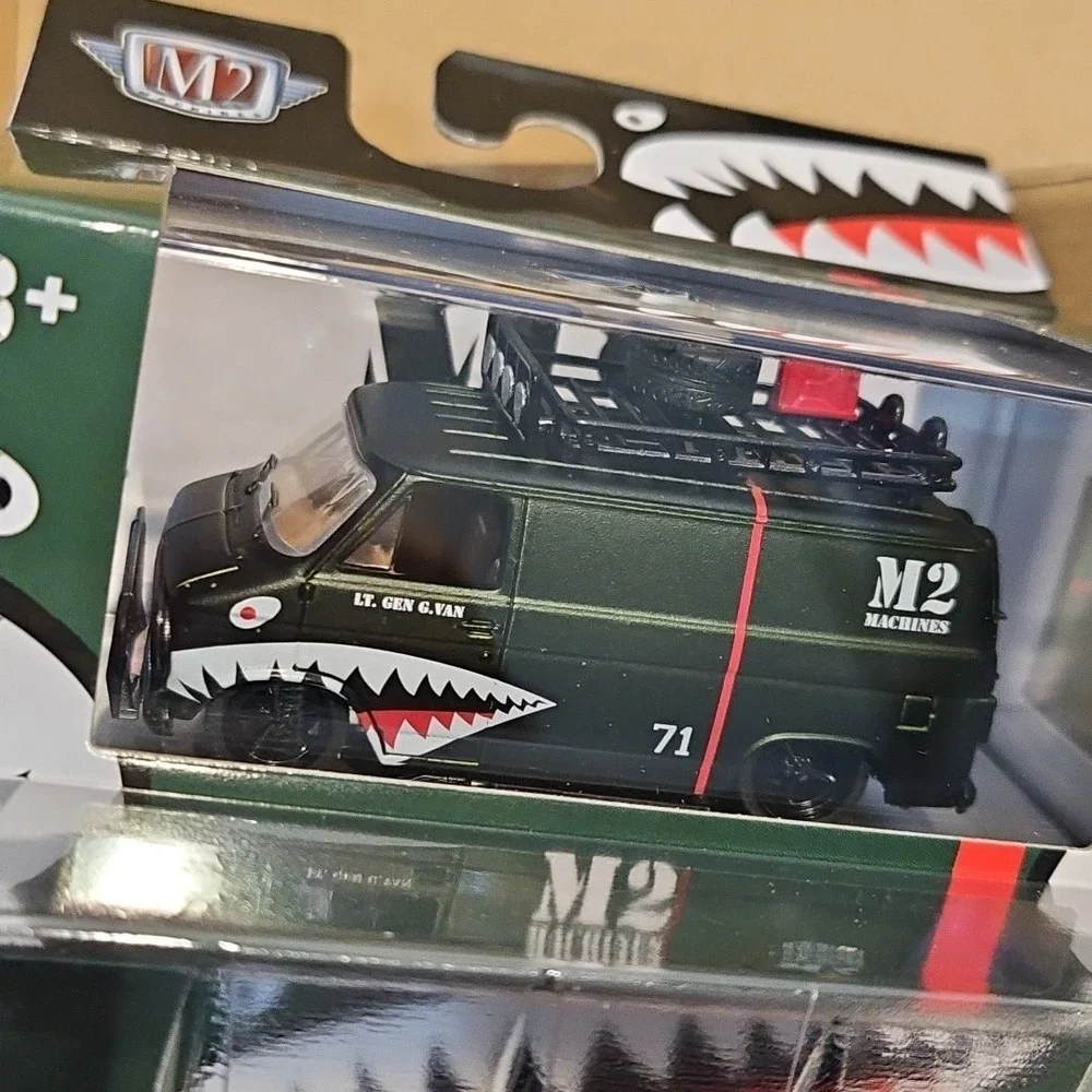 M2 Machines 1971 Chevrolet G10 Van Auto Club Box 16, 1/996